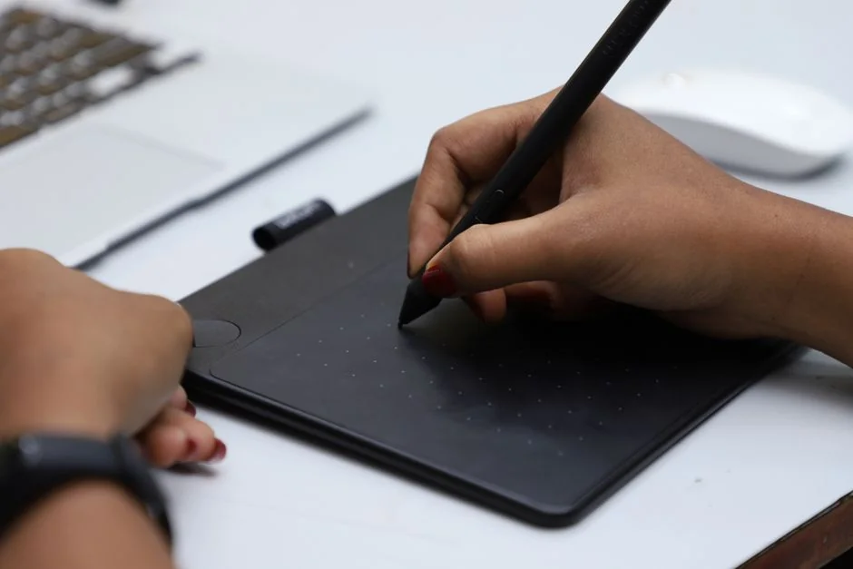 Un fond multicolore éclatant mettant en avant le texte 'PORTFOLIO' en police rose sur du papier coloré.